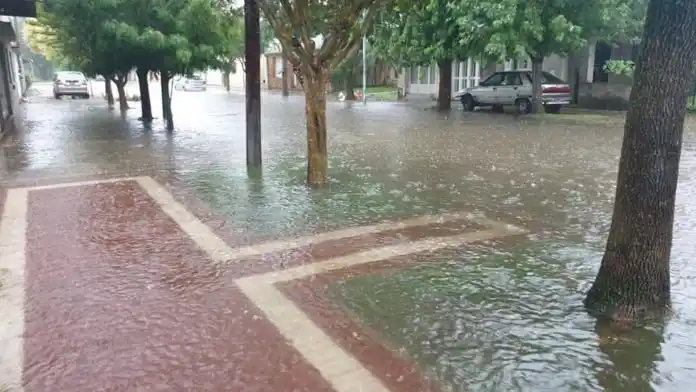 Fuertes lluvias generaron inundaciones en Dolores y Villa Gesell