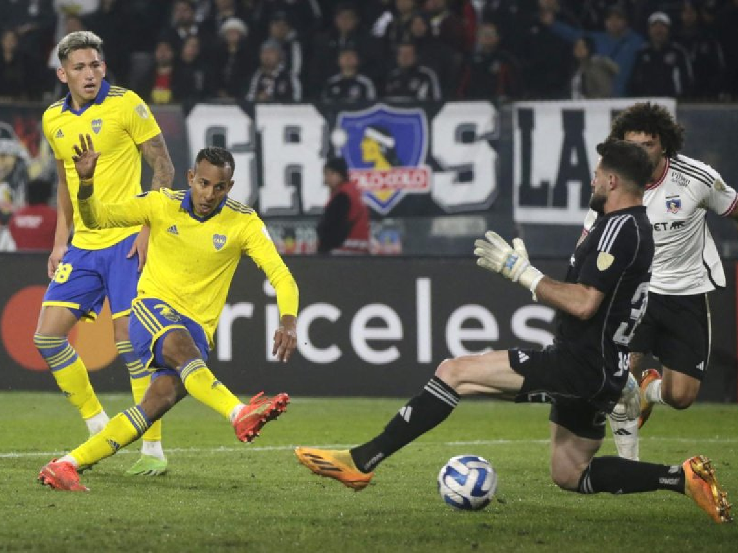 Boca se Copa: le ganó bien a Colo Colo en Chile y llega con el ánimo en alza al Superclásico