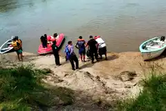 Amplían la zona de búsqueda para hallar a profesor que se arrojó al río para alcanzar una pelota