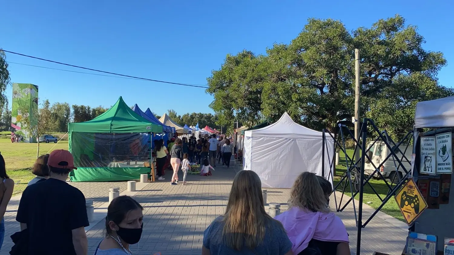 Con mucho público, comenzó la Feria de Emprendedores en el pasaje Agenor Almada