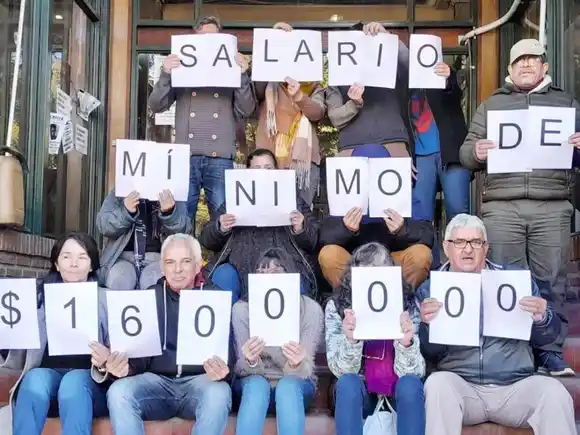 Trabajadores de Salud piden al Gobierno provincial un salario mínimo de 1,6 millones de pesos