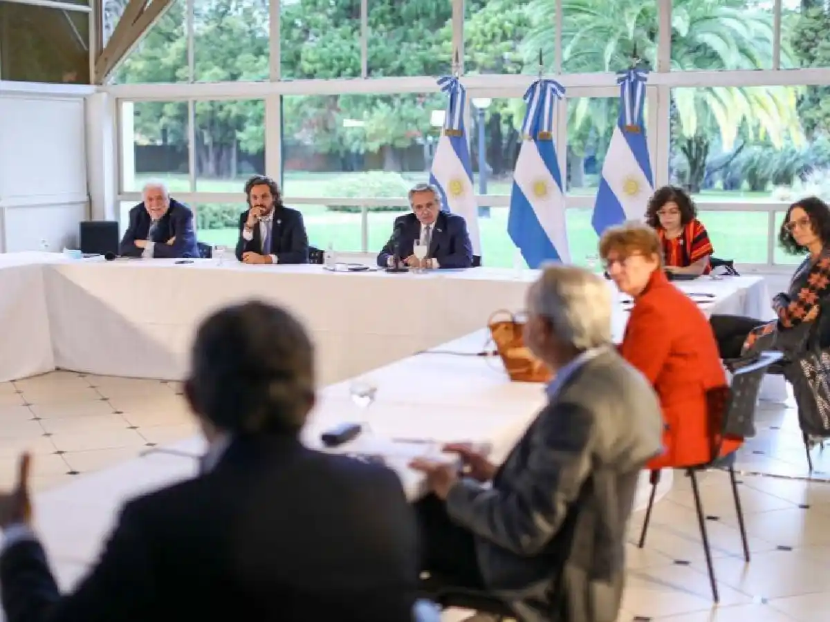 Fernández se reúne con infectólogos para definir detalles de la cuarentena