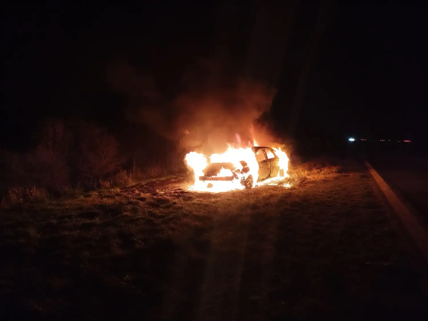 Percibió olor a quemado y bajó a tiempo del auto antes de que se incendiara por completo