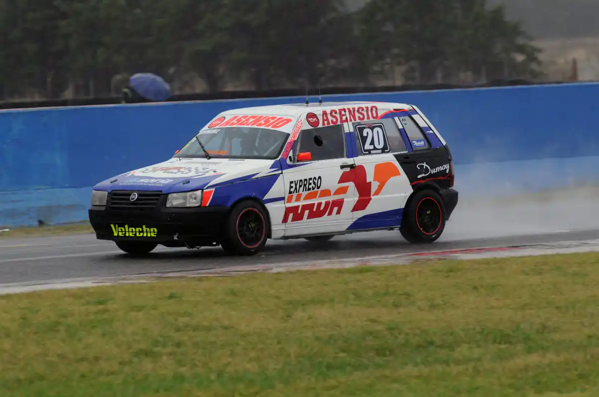 Turismo Pista: a “Pescadito” Domínguez se le rompió el embrague en Olavarría y llegó como pudo