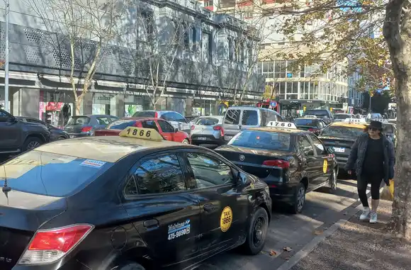 Aprueban un aumento de la tarifa de taxis y remises del 43%