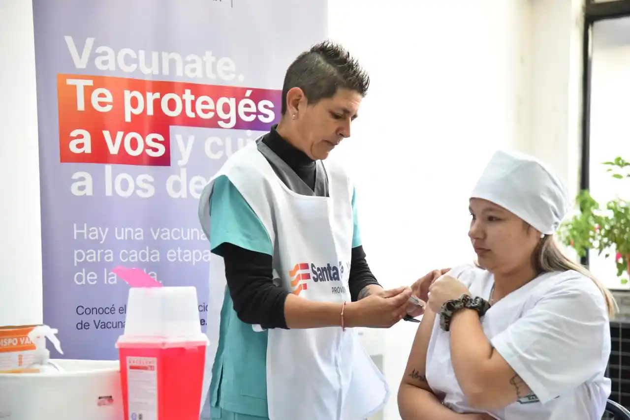 El personal de salud, el primer grupo en recibir la dosis antigripal.