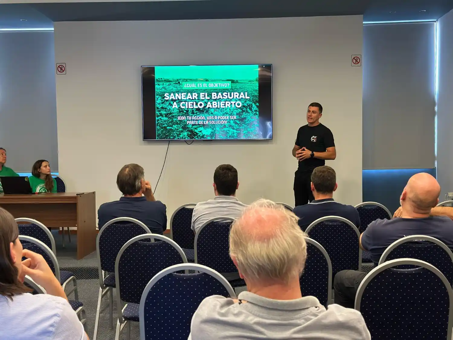 El coordinador de Participación Ambiental, Sebastián Urreta, a cargo de la charla. Foto: MVT