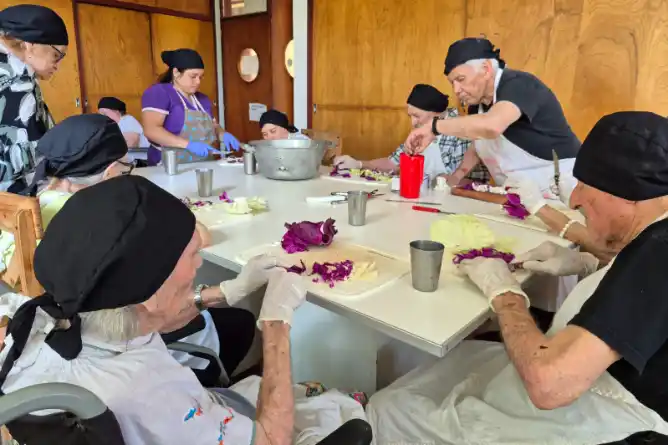 El taller “Cocinando a nuestro estilo” promueve la participación y el bienestar de los residentes en el hogar municipal