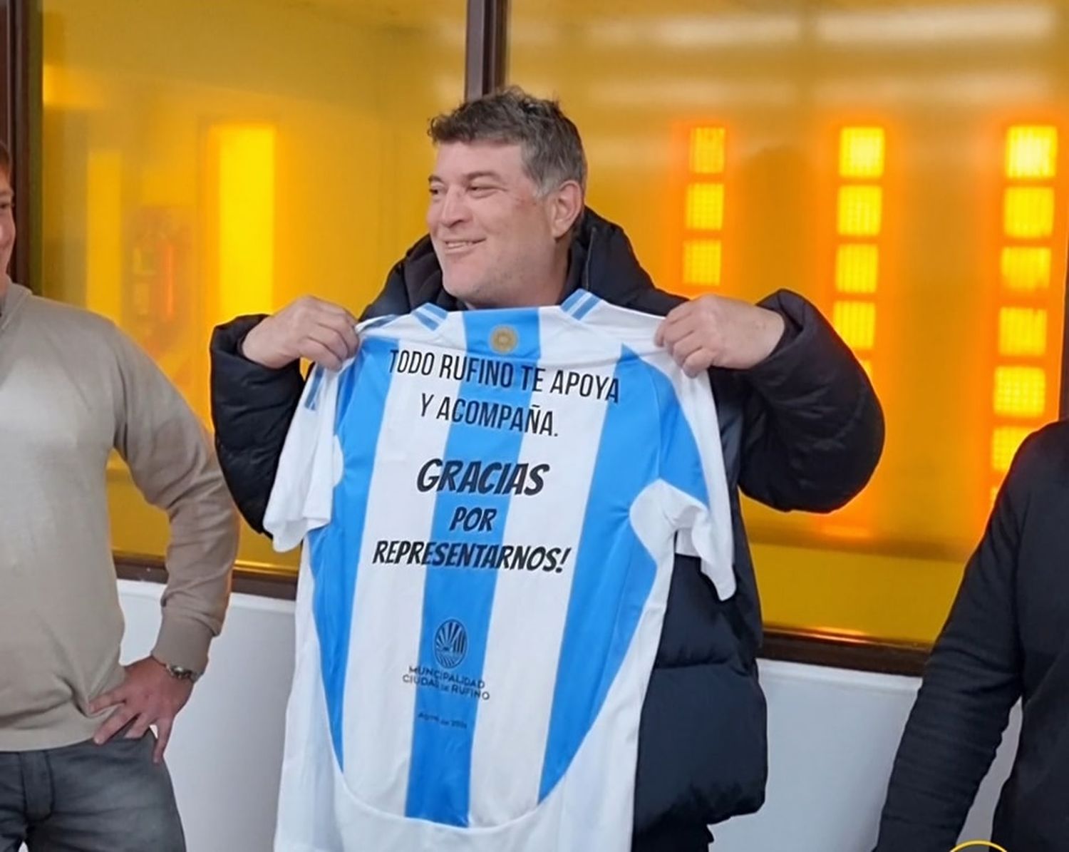 El papá de Luciano recibiendo el reconocimiento y algunos regalos.