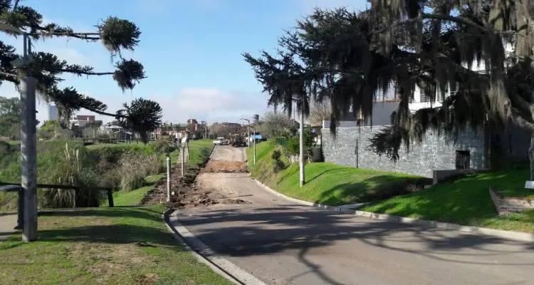 Reparan el nuevo Boulevard para evitar filtraciones y deterioro en calle Perón
