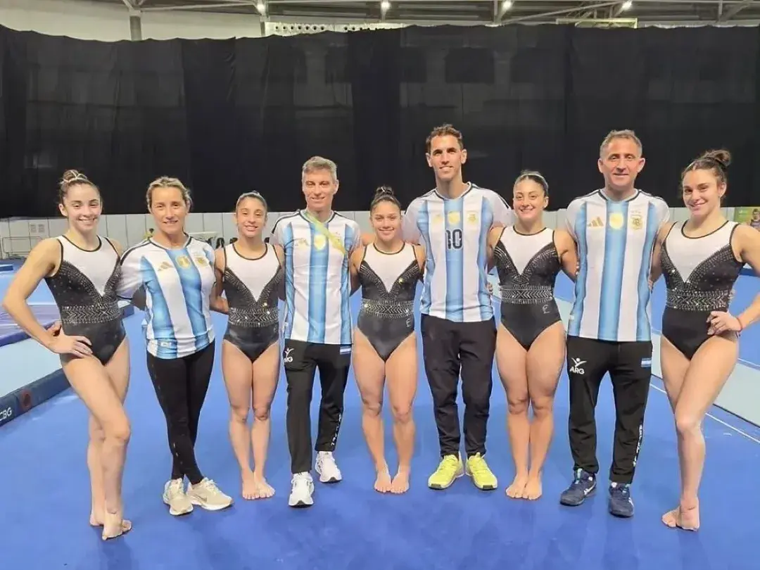 Emi Acosta juento al equipo argentina clasificaron al Mundial de Gimnasia Artística. Foto:IG @emi.acosta00