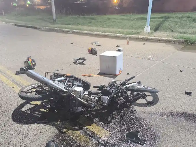 Motociclista lesionado tras un choque con un automóvil