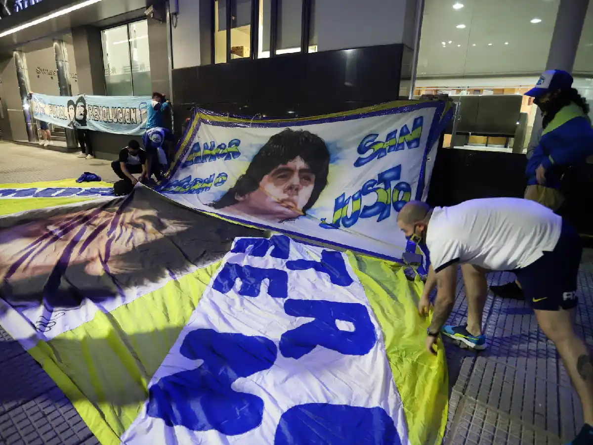 Comenzó la operación a Maradona