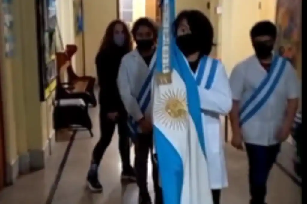 Video: un adolescente con autismo fue elegido por sus compañeros para llevar la Bandera Argentina