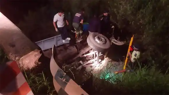 Rescataron a camionero que cayó desde un puente sobre Ruta 12