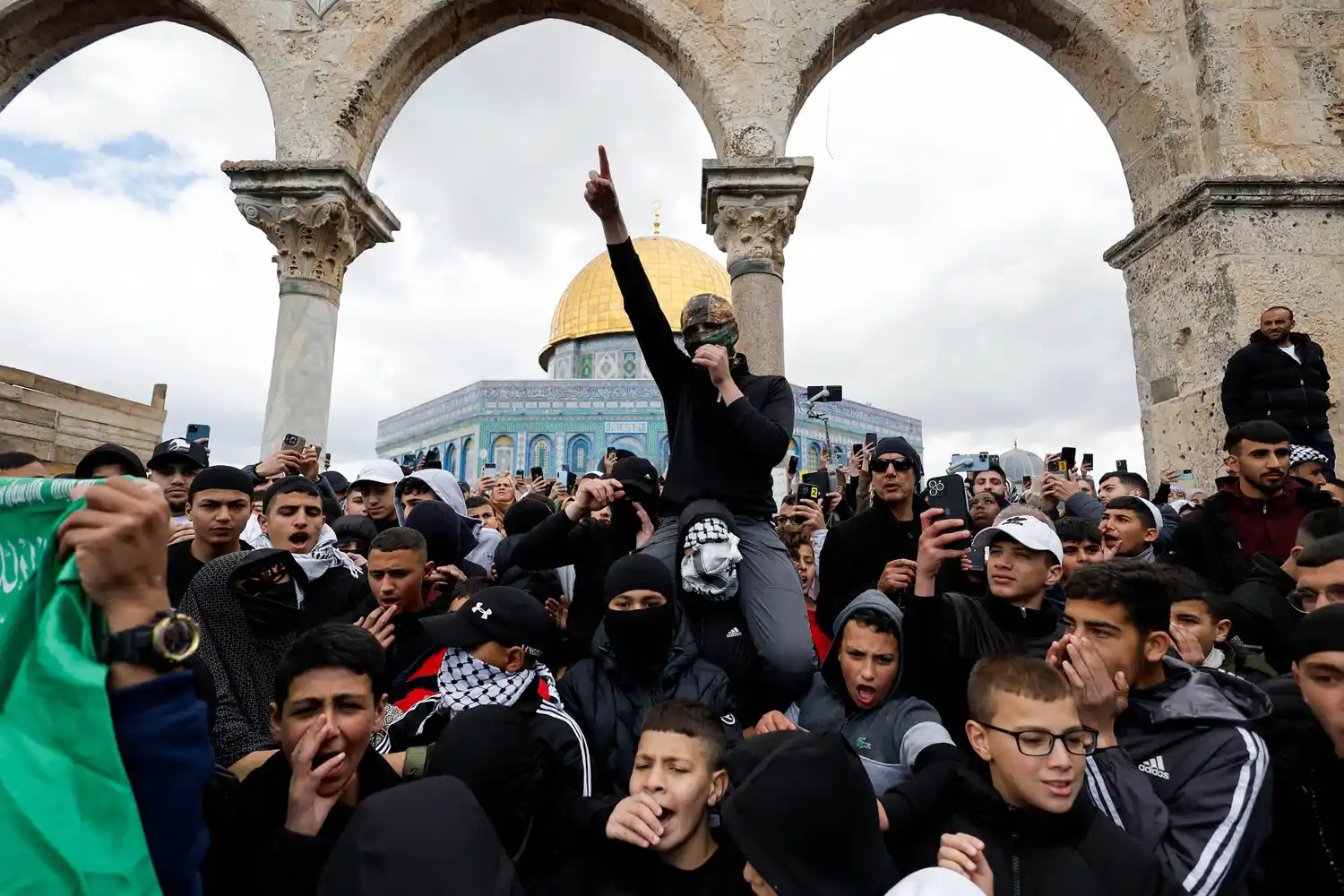 La gente se manifestó en la mezquita de Al-Aqsa mientras los musulmanes palestinos asistían a las oraciones del viernes del mes sagrado musulmán del Ramadán.