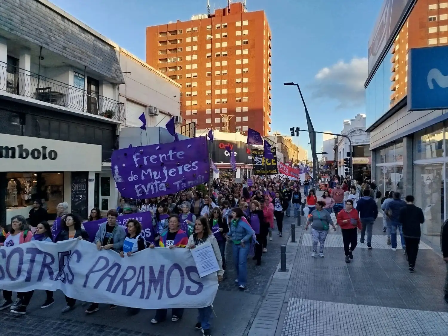 La marcha del 8M tuvo una extensión de más de dos cuadras.