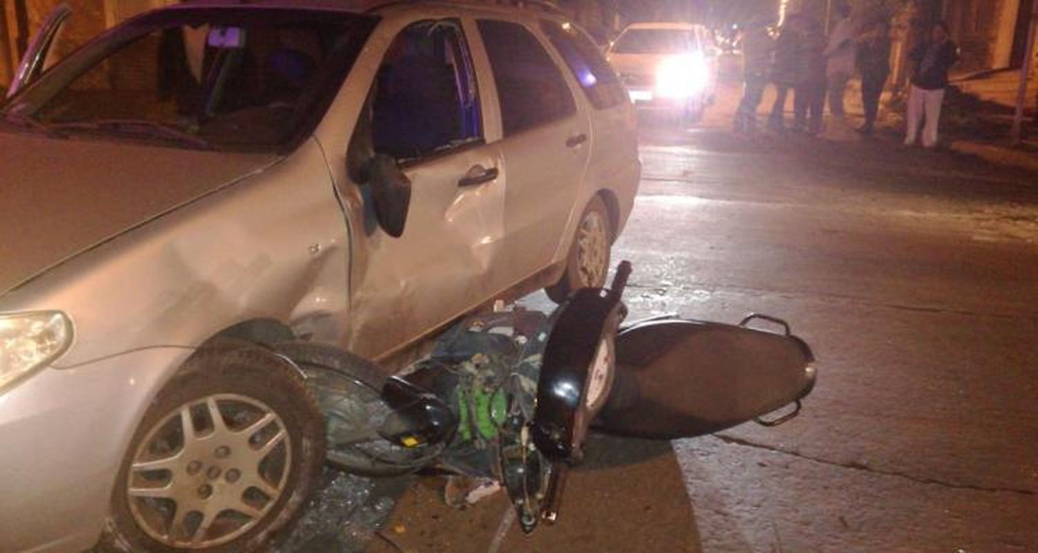 Accidente en Sarmiento y Arnaldo: Chocó contra una moto, se bajó y le dio un ataque de epilepsia