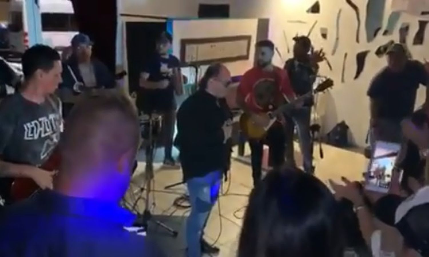 Video: registraron el momento en que murió el cantante de "Los del Fuego"