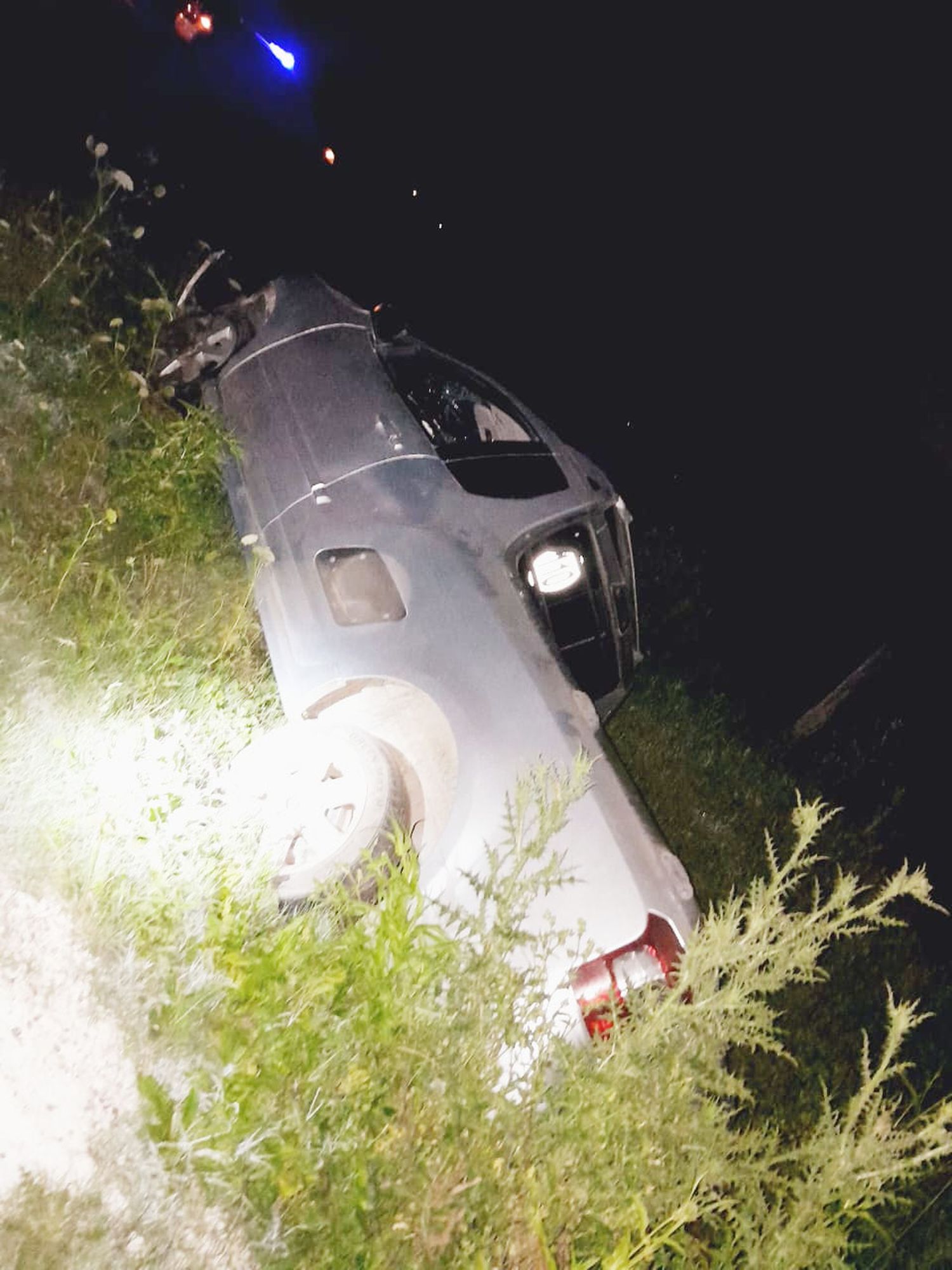 Dos hombres salieron ilesos tras volcar el vehículo en el que transitaban