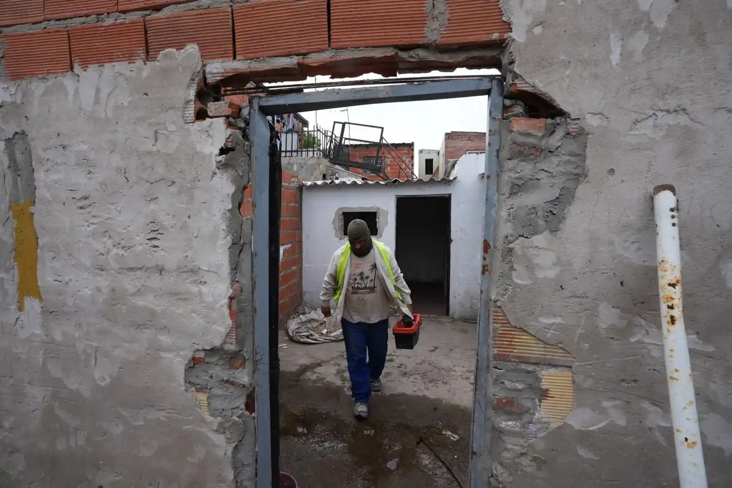 Personal del ministerio procede a derrumbar el búnker.