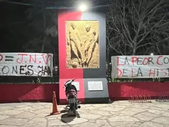 Las banderas que aparecieron en la madrugada del jueves en Colón.Foto:El Litoral