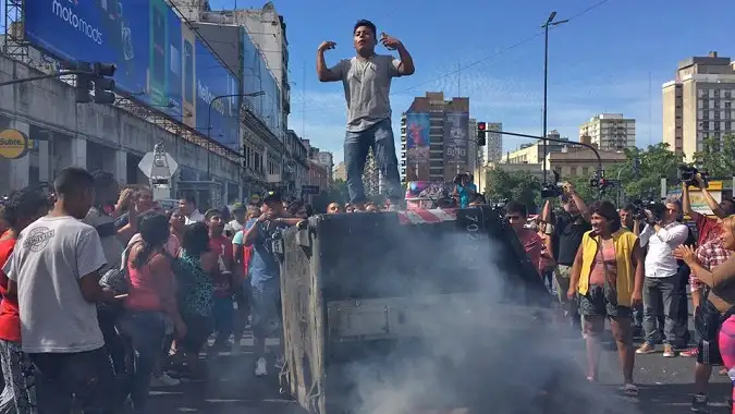 Tensión en Once: la Policía reprimió a los manteros que cortaban la avenida Rivadavia