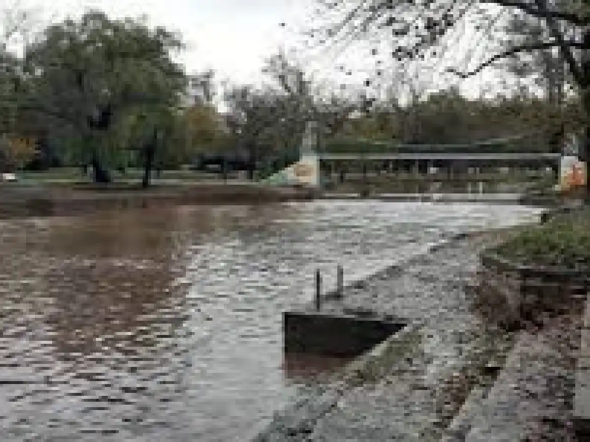 Inundaciones y árboles caídos por las fuertes tormentas en varios puntos del país