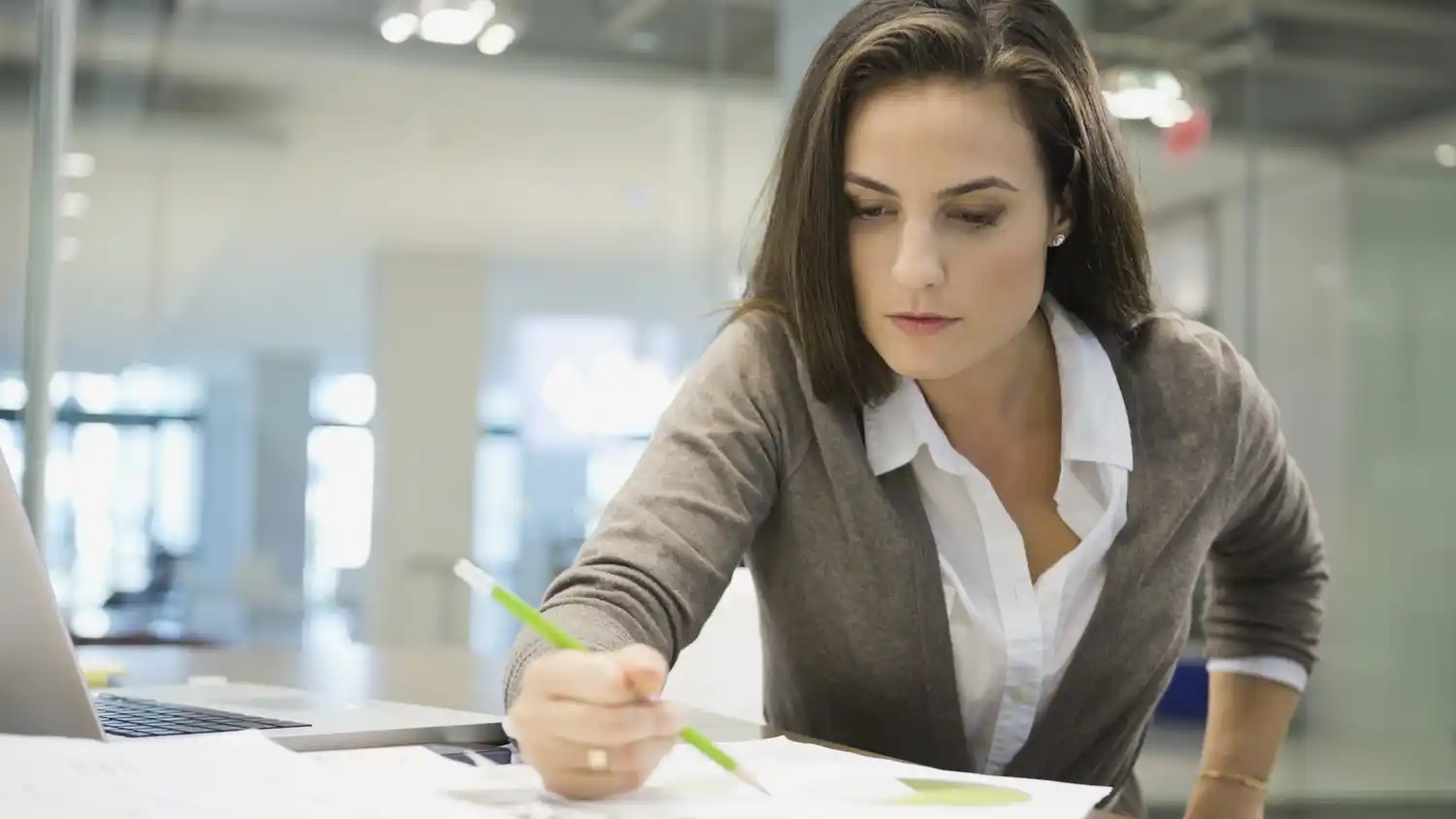 El Indec relevó que las mujeres ganan 27% menos que los hombres