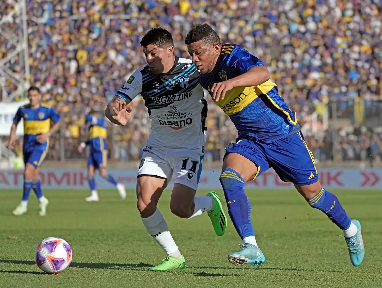 Un intento ofensivo de Fabra ante la marca de Jaque.