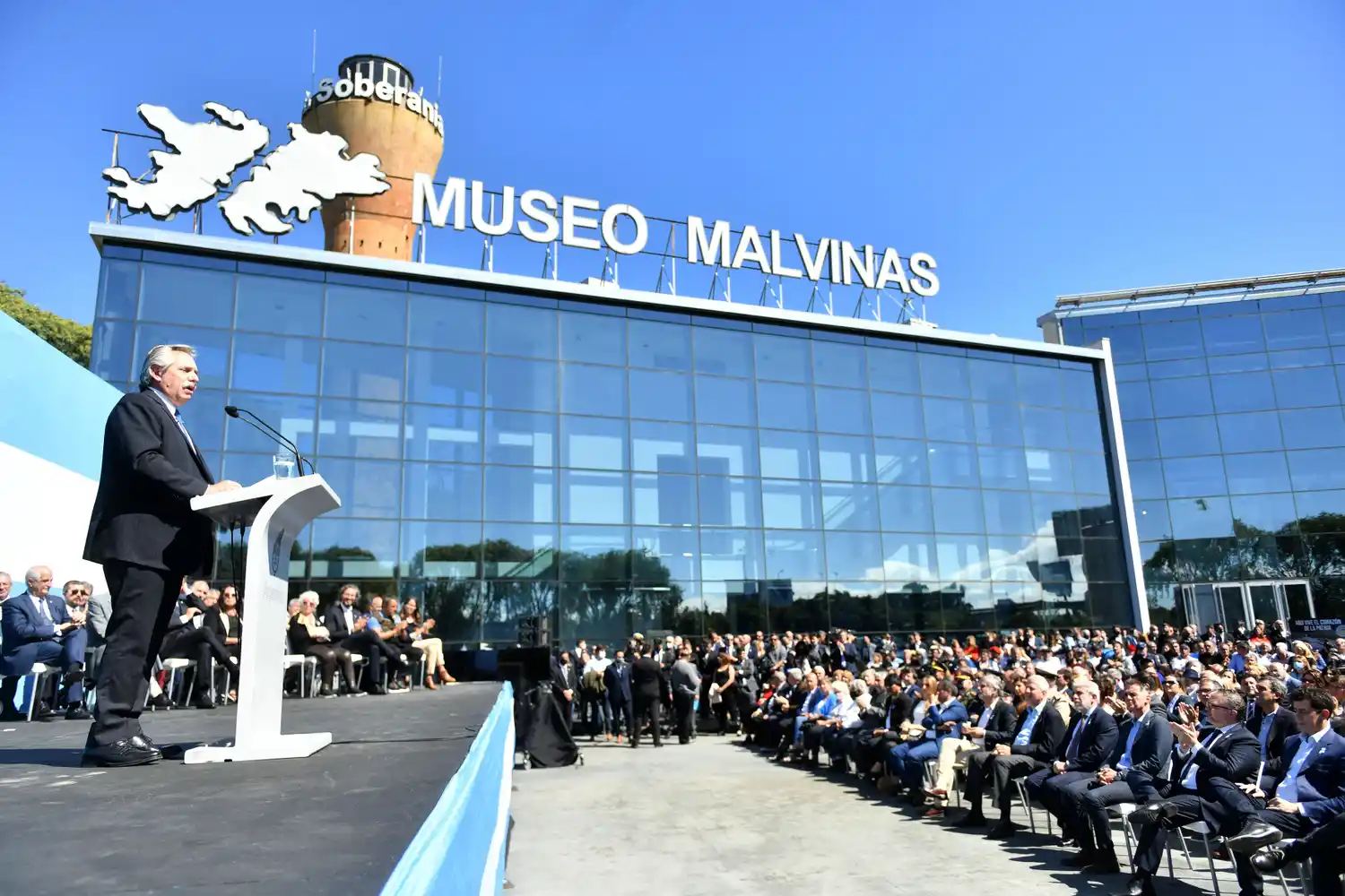 El Presidente rindió homenaje a los héroes de Malvinas.