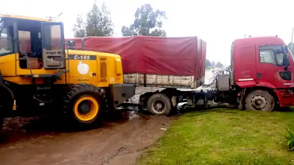 Se infraccionó a un camión por circular en calles de tierra durante días de lluvia
