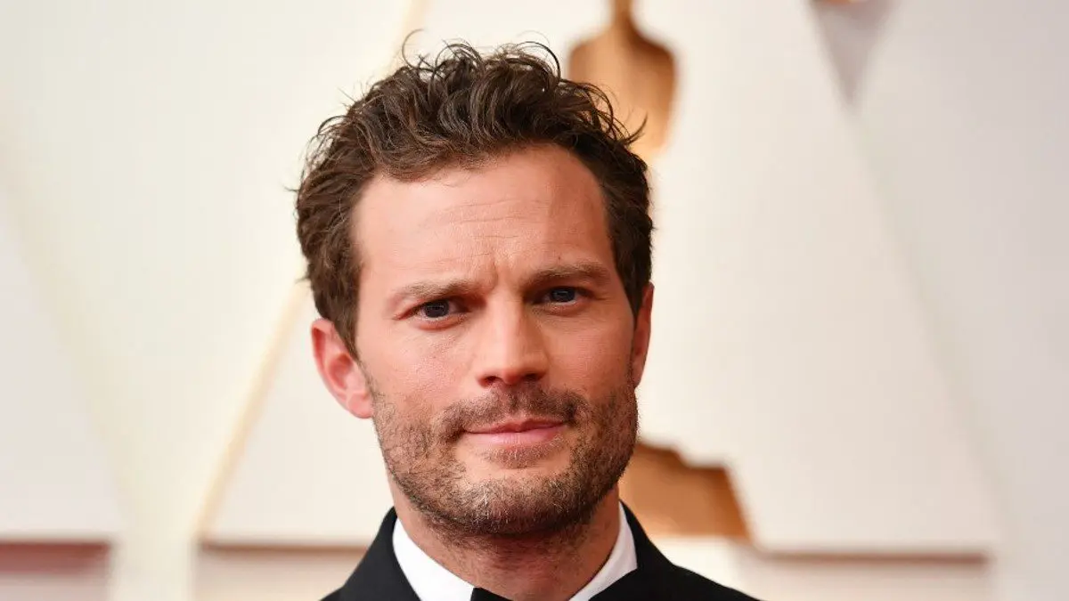 Jamie Dornan casi termina infartado ¡por una ORUGA!
