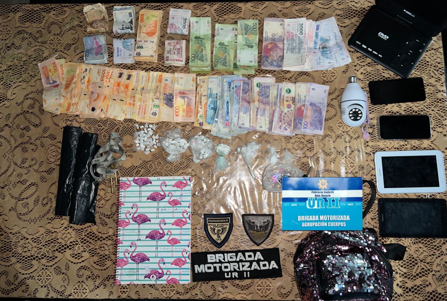 Detuvieron a tres hombres y a una mujer con más de un centenar de envoltorios con droga en el centro de Rosario