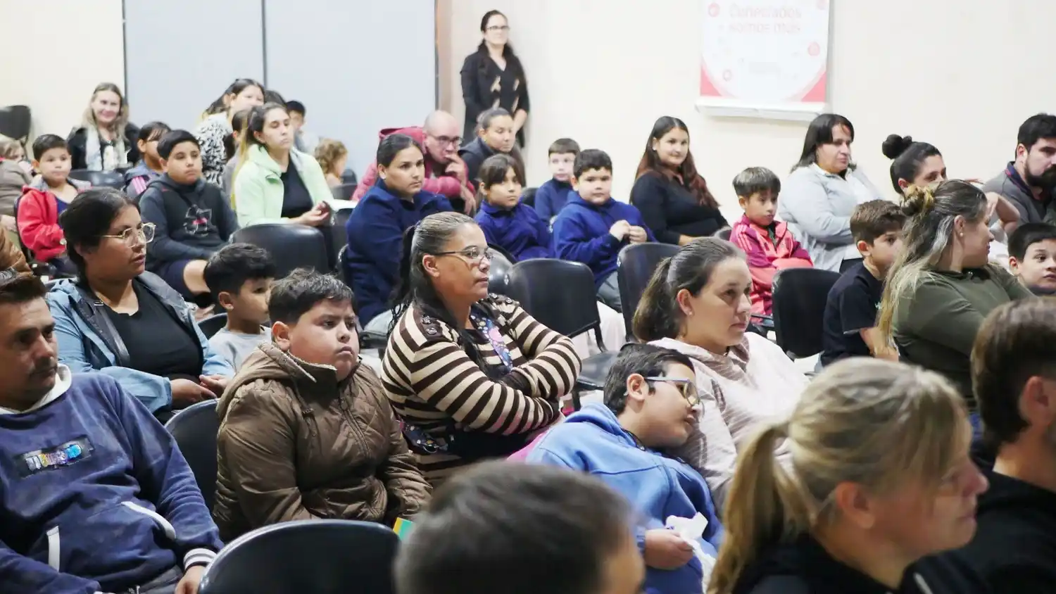 Azcué participó de la apertura del club de robótica y destacó la innovación local