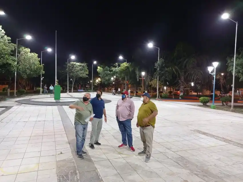 La comuna puso en funcionamiento la nueva iluminación de la plaza Eva Perón