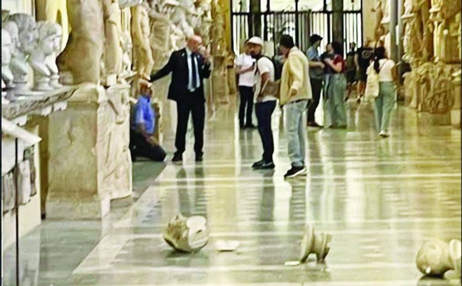 Un turista rompe dos esculturas de los Museos Vaticanos tras denegarle un encuentro con el Papa