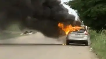Rosario: robaron, incendiaron el auto y terminaron detenidos