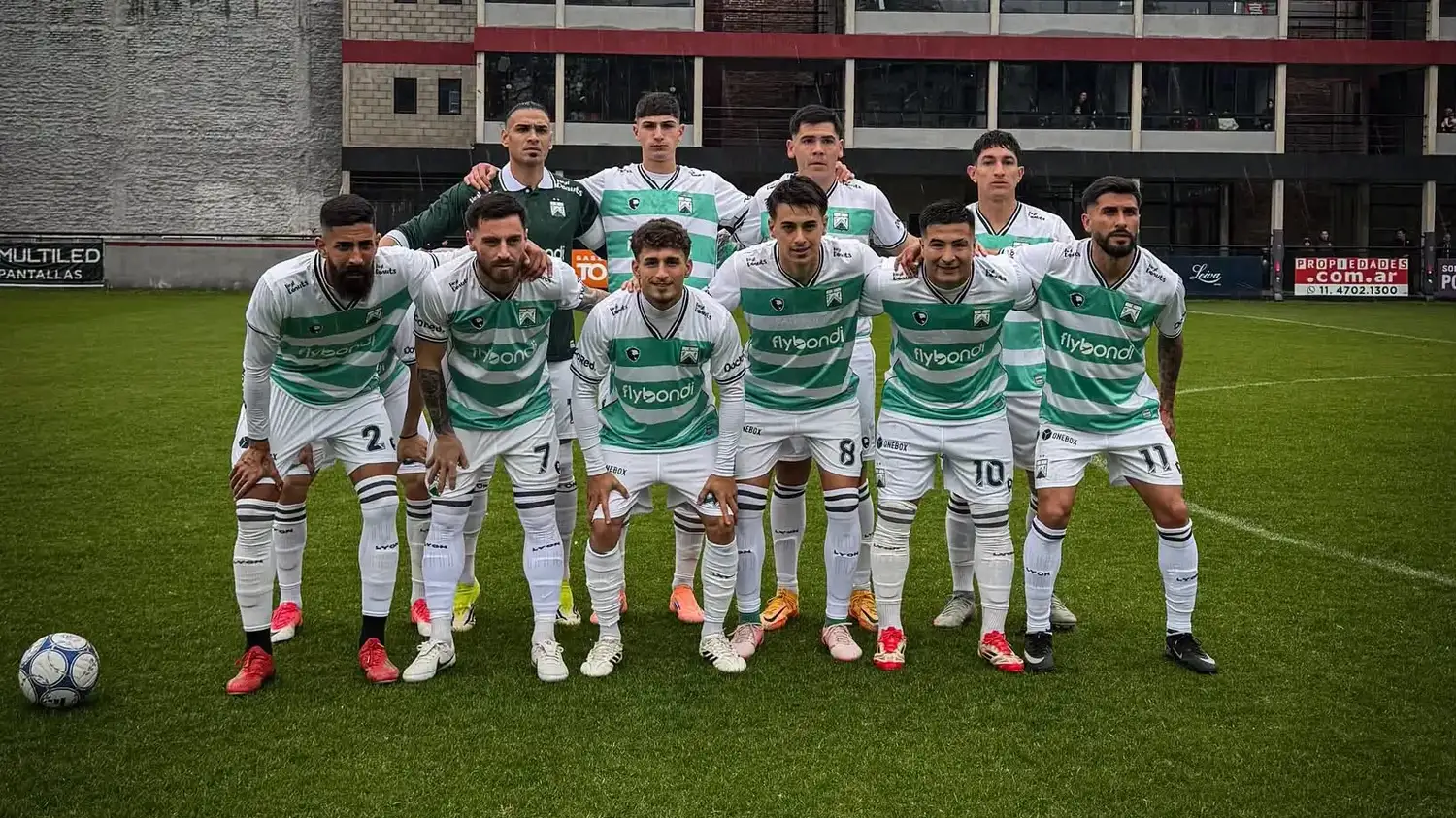 Diez de los jugadores de Ferro, con Kabalín (8) como titular.
