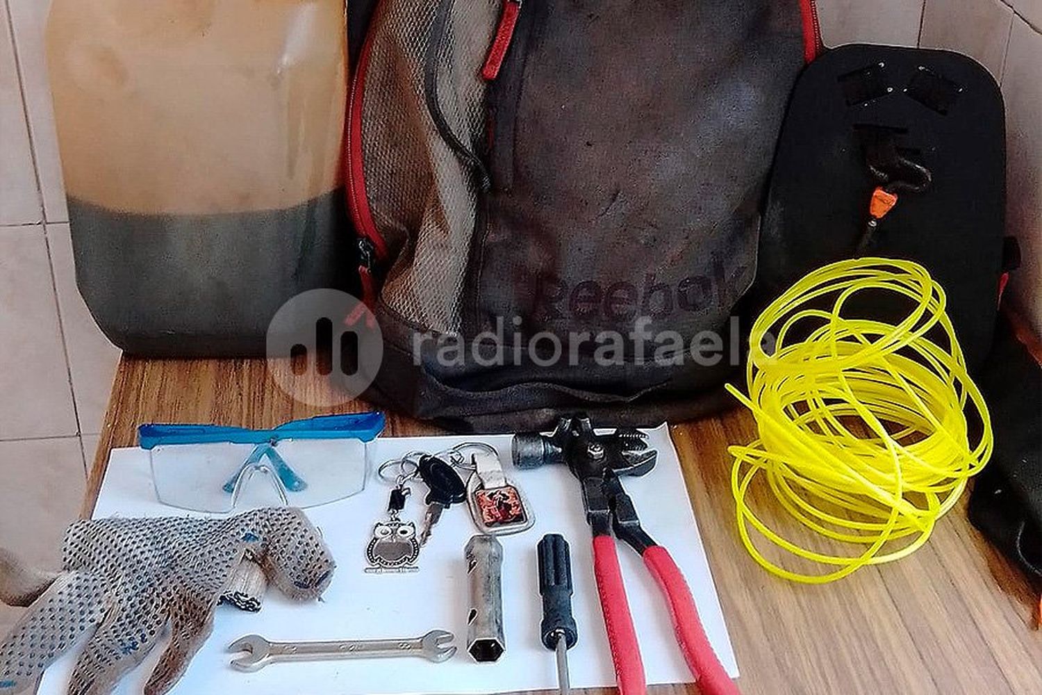 De patio en patio: un vecino intentó detenerlo, pero el delincuente escapó dejando una mochila con posibles elementos robados