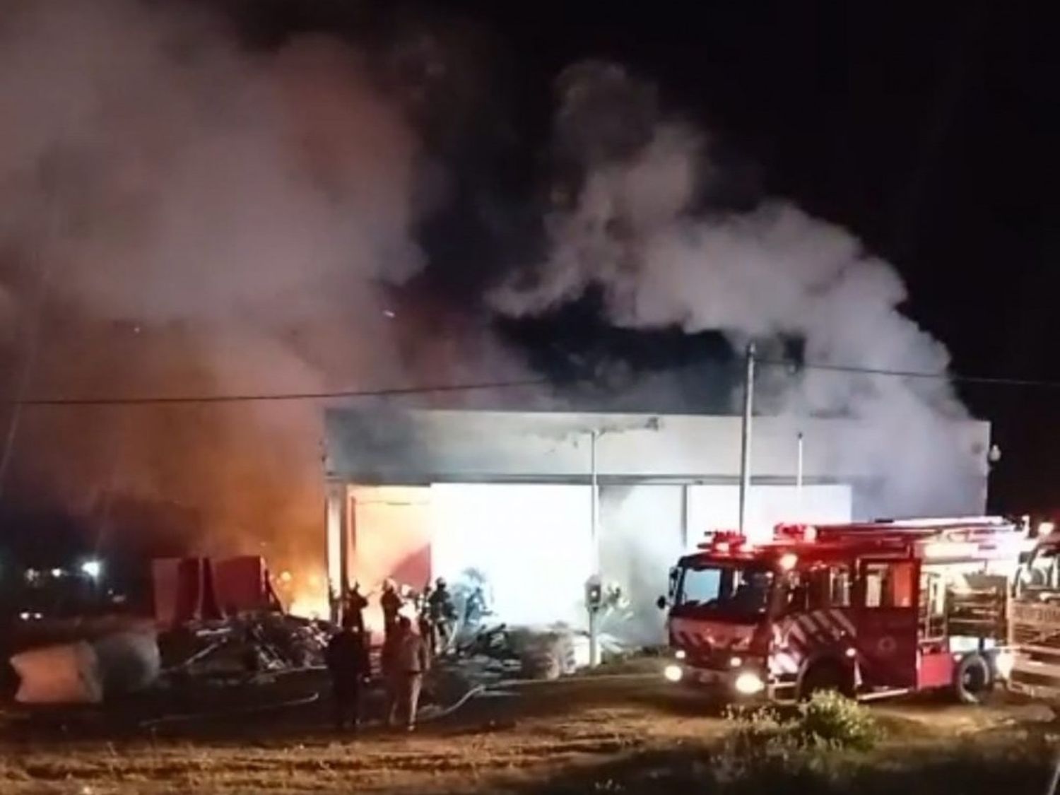 Urdinarrain: Voraz incendio destruyó un galpón de reciclado de cartón