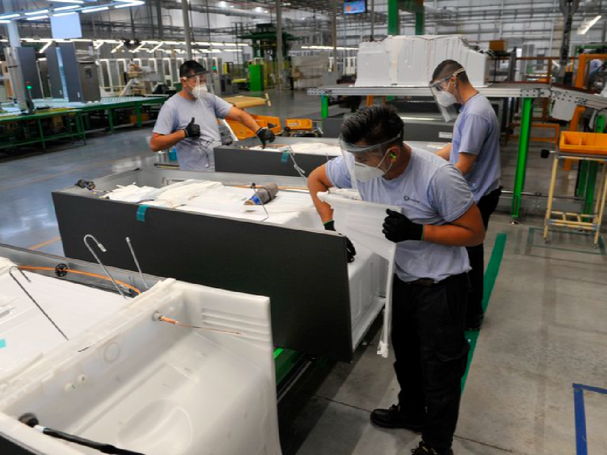 La economía retrocedió 1,2% en abril