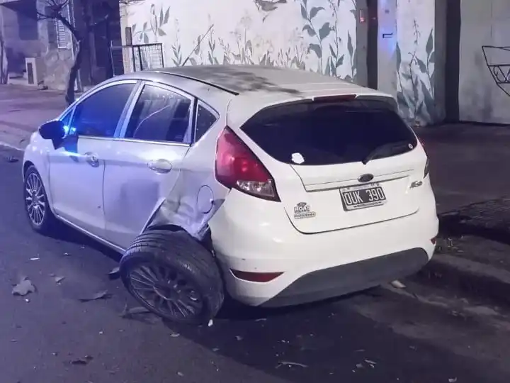 Un hombre salió ileso tras chocar contra un auto estacionado