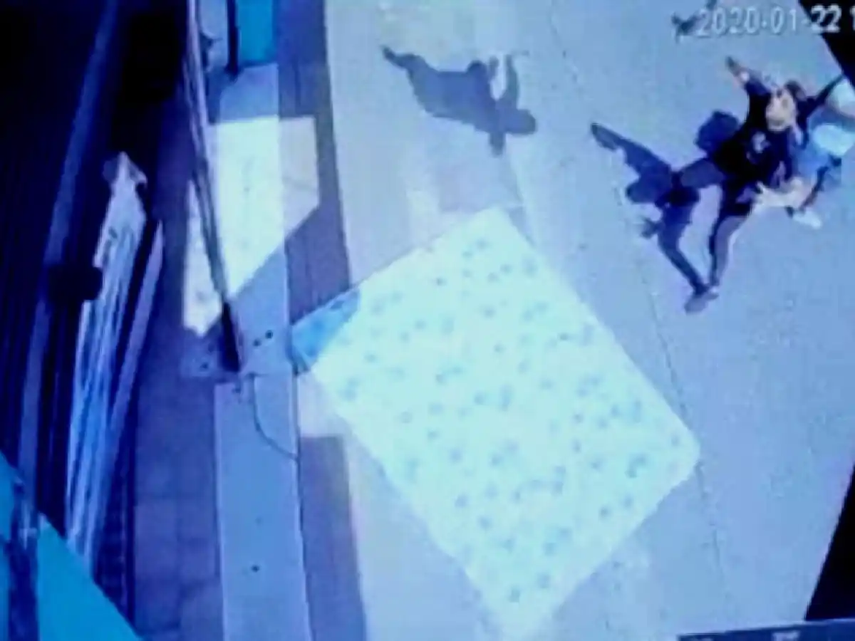 Tras discutir con su pareja, se arrojó desde un segundo piso: la salvó un colchón.