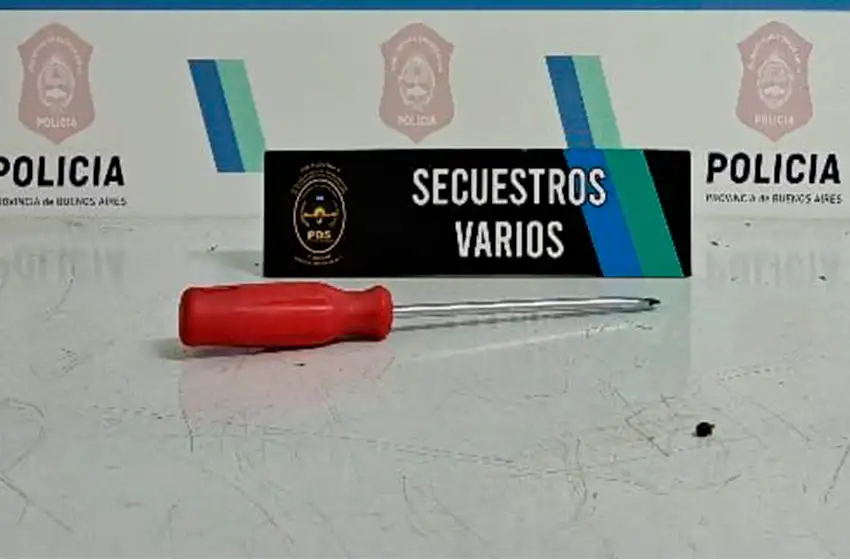 No pudo abrir con un destornillador un auto estacionado