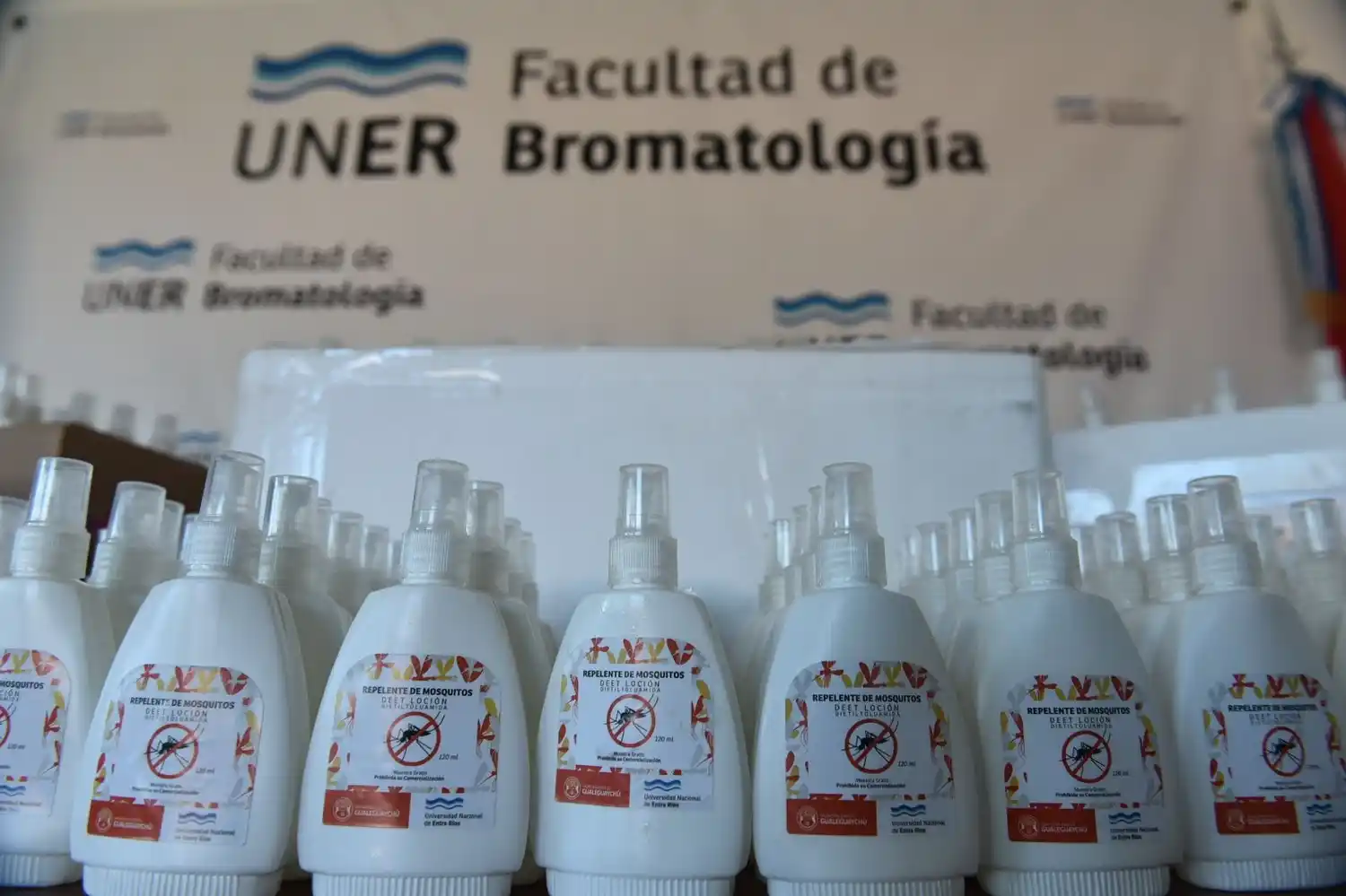 La Facultad de Bromatología entregó repelentes de producción local en Gualeguaychú, Larroque y Gualeguay