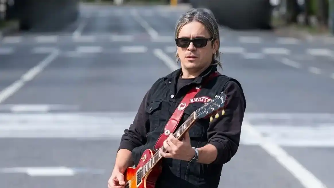 Pato Sardelli emocionó con el Himno en la previa del show de Colapinto