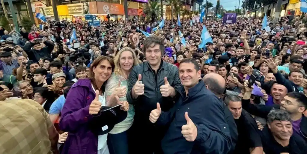 Javier Milei encabezó una caravana en el centro de Córdoba junto a su hermana Karina. Foto: Gentileza