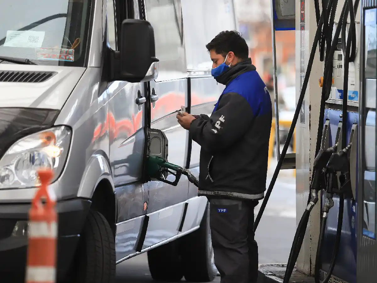 Nuevo golpe al bolsillo: desde hoy YPF aumenta el precio de las naftas y el gasoil