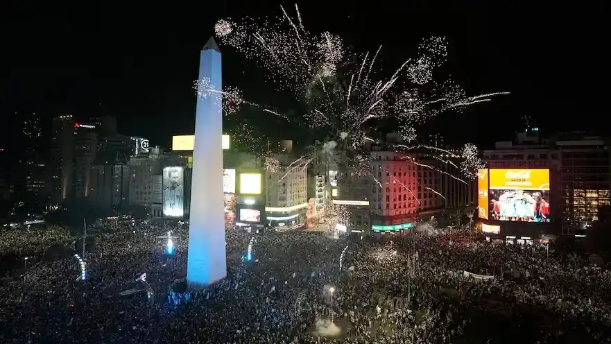 El Obelisco se tiño de celeste y blanco. Los festejos se extendieron a lo largo y ancho del país. Foto: AP PHOTO